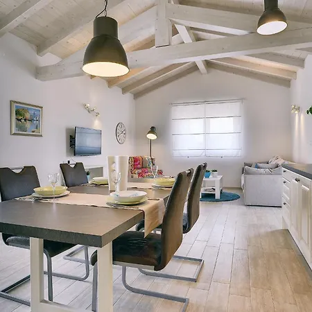 Holiday home Family Friendly House With A Parking Space - 22733