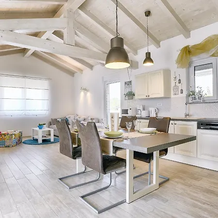 Family Friendly House With A Parking Space - 22733