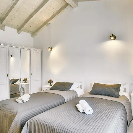 Family Friendly House With A Parking Space - 22733 Holiday home *
