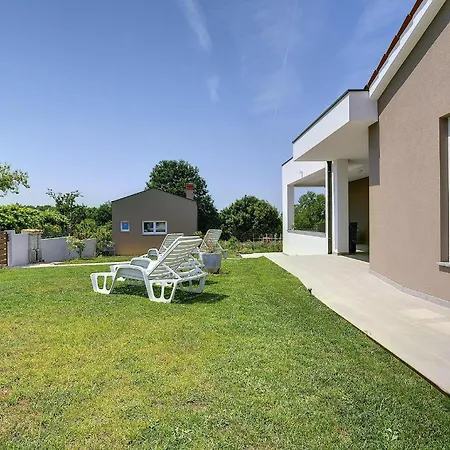 Family Friendly House With A Parking Space - 22733 *