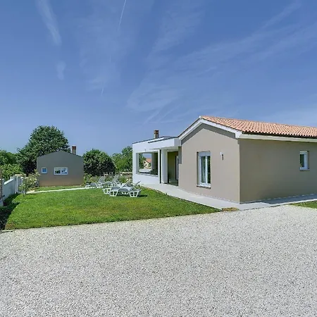 Holiday home Family Friendly House With A Parking Space - 22733
