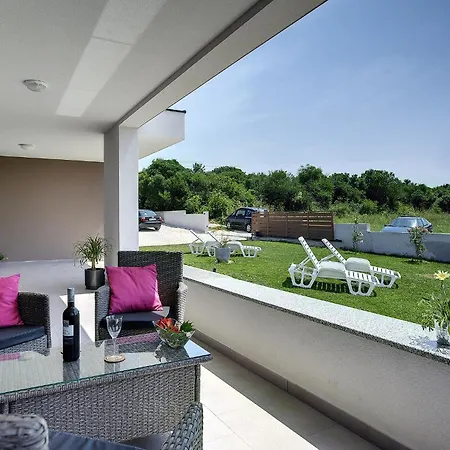 Family Friendly House With A Parking Space - 22733 Holiday home *